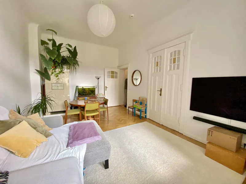 Helle 3-Zimmer Altbauwohnung, modernisiert mit Balkon — photo 1